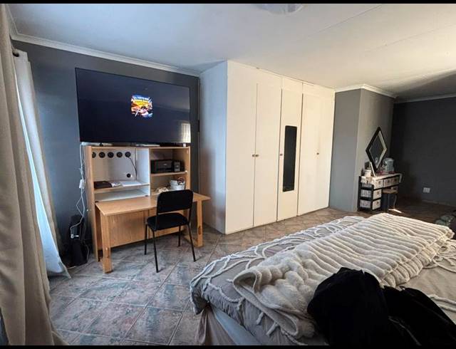6 BEDROOM HOUSE FOR SALE IN STRUISBULT
